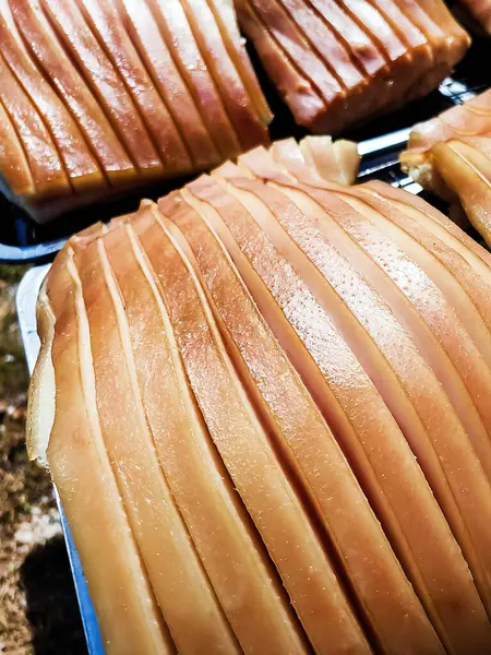 Güneşte kuruması için tepside duran çizik derili domuz göbeği, jelatinimsi katmanlar ve altın tonlarını gösteriyor. Yemek pişirme ya da yemek hazırlama konsepti için ideal. Lezzetli gevrek domuz eti yapma süreci.