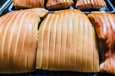 Güneşte kuruması için tepside duran çizik derili domuz göbeği, jelatinimsi katmanlar ve altın tonlarını gösteriyor. Yemek pişirme ya da yemek hazırlama konsepti için ideal. Lezzetli gevrek domuz eti yapma süreci.