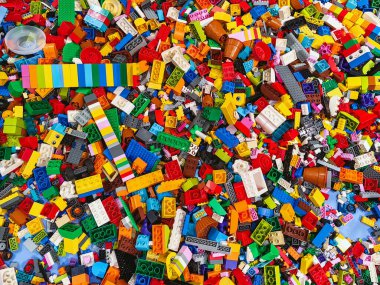 NAKHON PATHOM, THAILAND - 17 HAZİRAN 2025: Merkez Salaya 'da birçok Lego oyuncak bloğunun farklı şekil ve boyutlarda çok renkli bir yığın üst görünüm. Oyuncaklar ve oyunlar. Boş zaman ve eğlence..