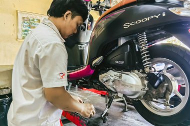 KANCHANABURI-THAILAND, 7 HAZİRAN 2025 Honda motosiklet atölyesi ve satış merkezi. LoHengMong tamirhanesinde teknisyen Honda motorsikletini tamir ediyor. Honda Motosiklet Tamir Bölümü.