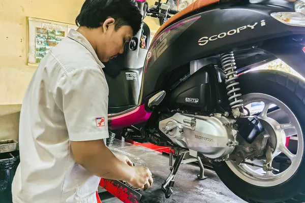 KANCHANABURI-THAILAND, 7 HAZİRAN 2025 Honda motosiklet atölyesi ve satış merkezi. LoHengMong tamirhanesinde teknisyen Honda motorsikletini tamir ediyor. Honda Motosiklet Tamir Bölümü.