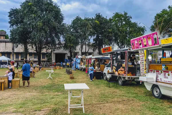 KANCHANABURI, THAILAND-EPTEMBER 23. 2024: Gıda kamyonu tarzında gıda dükkanının görüntüsü, park ve biraz yiyecek satışı ve gece pazarında yerel halka birçok çeşit yiyecek ve içecek sunmaya hazır.