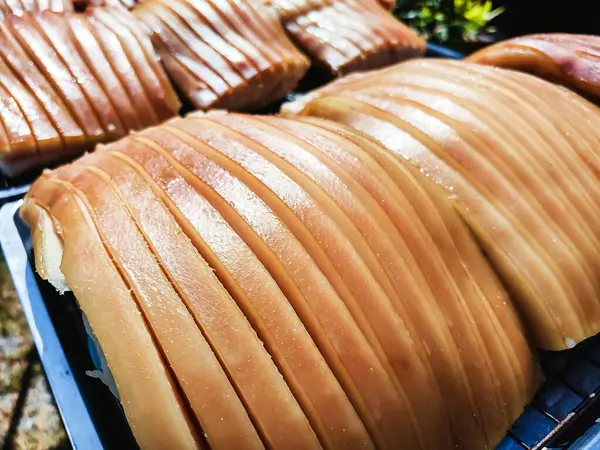 Güneşte kuruması için tepside duran çizik derili domuz göbeği, jelatinimsi katmanlar ve altın tonlarını gösteriyor. Yemek pişirme ya da yemek hazırlama konsepti için ideal. Lezzetli gevrek domuz eti yapma süreci.