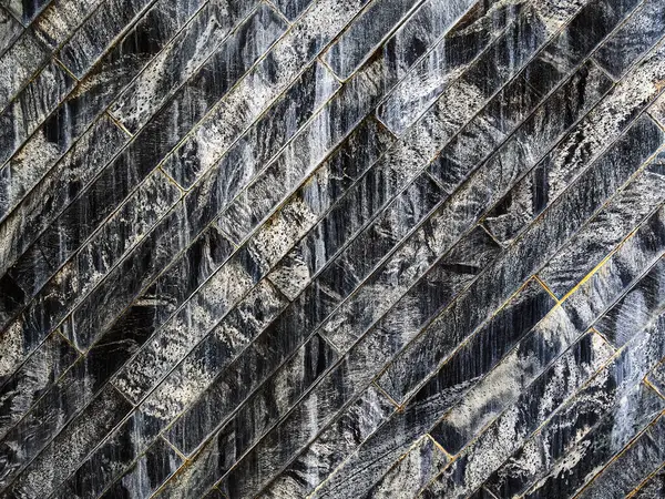 Çağdaş ve lüks şekilli mermer tuğla duvar desenli arka plan ve akış suyu. Taş duvarda granit duvar kağıtlarından yapılmış dekoratif su akışı. Dikdörtgen kaplamalı desenli duvar.