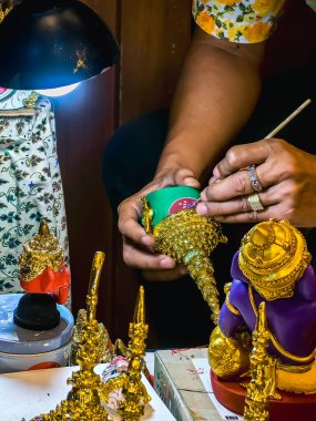 BANGKOK, THAILAND-APRIL 15, 2024: Sanatçı Tayland antik geleneksel Minyatür Khon maskesi veya Hua Khon eşsiz bir Tayland el işi ürünüdür, Değerli Hediyeler, İkon Siyam 'da Turizm Faaliyetleri-Görüntü.