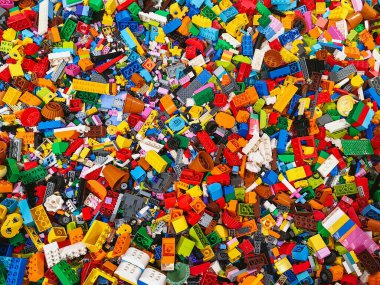 NAKHON PATHOM, THAILAND - 17 HAZİRAN 2025: Merkez Salaya 'da birçok Lego oyuncak bloğunun farklı şekil ve boyutlarda çok renkli bir yığın üst görünüm. Oyuncaklar ve oyunlar. Boş zaman ve eğlence..