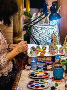 BANGKOK, THAILAND-APRIL 15, 2024: Sanatçı Tayland antik geleneksel Minyatür Khon maskesi veya Hua Khon eşsiz bir Tayland el işi ürünüdür, Değerli Hediyeler, İkon Siyam 'da Turizm Faaliyetleri-Görüntü.