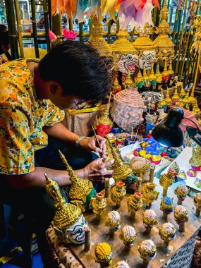 BANGKOK, THAILAND-APRIL 15, 2024: Sanatçı Tayland antik geleneksel Minyatür Khon maskesi veya Hua Khon eşsiz bir Tayland el işi ürünüdür, Değerli Hediyeler, İkon Siyam 'da Turizm Faaliyetleri-Görüntü.