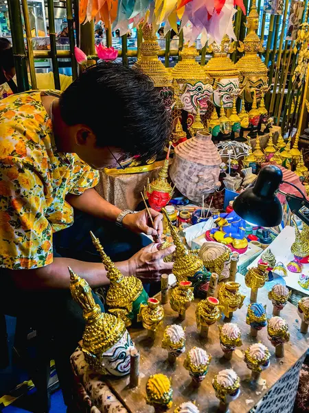 BANGKOK, THAILAND-APRIL 15, 2024: Sanatçı Tayland antik geleneksel Minyatür Khon maskesi veya Hua Khon eşsiz bir Tayland el işi ürünüdür, Değerli Hediyeler, İkon Siyam 'da Turizm Faaliyetleri-Görüntü.