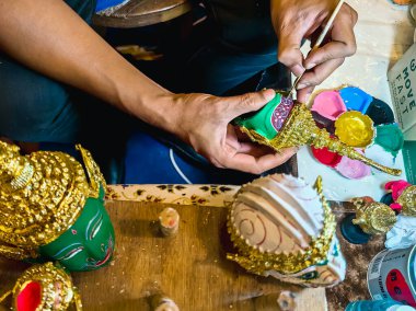 BANGKOK, THAILAND-APRIL 15, 2024: Sanatçı Tayland antik geleneksel Minyatür Khon maskesi veya Hua Khon eşsiz bir Tayland el işi ürünüdür, Değerli Hediyeler, İkon Siyam 'da Turizm Faaliyetleri-Görüntü.