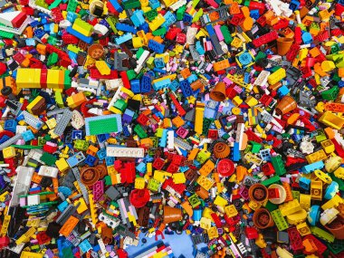 NAKHON PATHOM, THAILAND - 17 HAZİRAN 2025: Merkez Salaya 'da birçok Lego oyuncak bloğunun farklı şekil ve boyutlarda çok renkli bir yığın üst görünüm. Oyuncaklar ve oyunlar. Boş zaman ve eğlence..