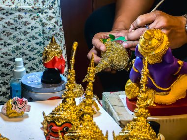 BANGKOK, THAILAND-APRIL 15, 2024: Sanatçı Tayland antik geleneksel Minyatür Khon maskesi veya Hua Khon eşsiz bir Tayland el işi ürünüdür, Değerli Hediyeler, İkon Siyam 'da Turizm Faaliyetleri-Görüntü.