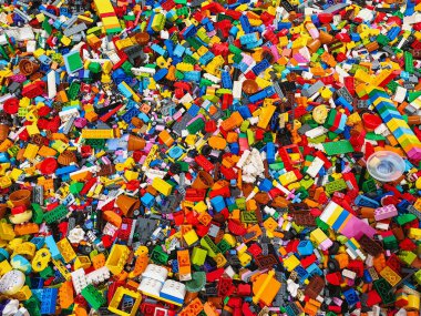 NAKHON PATHOM, THAILAND - 17 HAZİRAN 2025: Merkez Salaya 'da birçok Lego oyuncak bloğunun farklı şekil ve boyutlarda çok renkli bir yığın üst görünüm. Oyuncaklar ve oyunlar. Boş zaman ve eğlence..