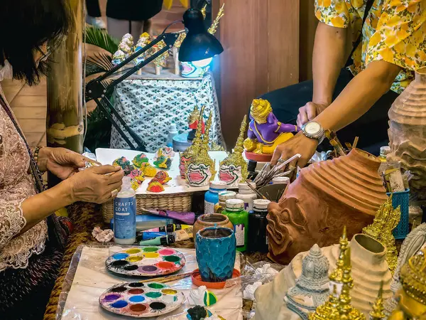 BANGKOK, THAILAND-APRIL 15, 2024: Sanatçı Tayland antik geleneksel Minyatür Khon maskesi veya Hua Khon eşsiz bir Tayland el işi ürünüdür, Değerli Hediyeler, İkon Siyam 'da Turizm Faaliyetleri-Görüntü.