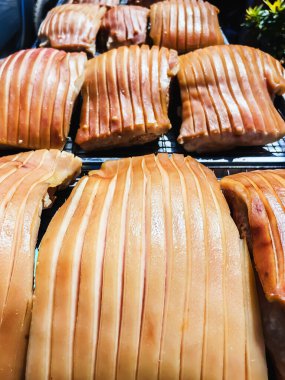 Güneşte kuruması için tepside duran çizik derili domuz göbeği, jelatinimsi katmanlar ve altın tonlarını gösteriyor. Yemek pişirme ya da yemek hazırlama konsepti için ideal. Lezzetli gevrek domuz eti yapma süreci.