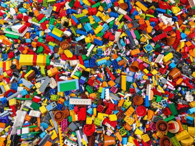 NAKHON PATHOM, THAILAND - 17 HAZİRAN 2025: Merkez Salaya 'da birçok Lego oyuncak bloğunun farklı şekil ve boyutlarda çok renkli bir yığın üst görünüm. Oyuncaklar ve oyunlar. Boş zaman ve eğlence..