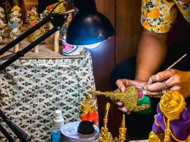 BANGKOK, THAILAND-APRIL 15, 2024: Sanatçı Tayland antik geleneksel Minyatür Khon maskesi veya Hua Khon eşsiz bir Tayland el işi ürünüdür, Değerli Hediyeler, İkon Siyam 'da Turizm Faaliyetleri-Görüntü.