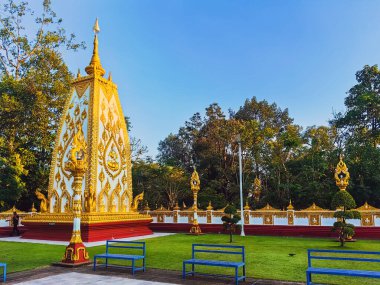 UBON RATCHATHANI, THAILAND 10 ARALIK 2023 Wat Pa Phu Pang Tapınağı 'nda parlayan yılan heykeli. Yılan ya da Naga heykelleri ve kutsal emanetleri olan güzel Tayland tapınağı..