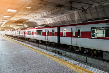 Üst vagona kablolar bağlı elektrik tramvayı. Metro yeraltı treni. Tüneldeki tramvay istasyonu platformu. Metro istasyonu gündüz yolculuğunun atmosferini tasvir ediyor. Ulaşım kavramı.