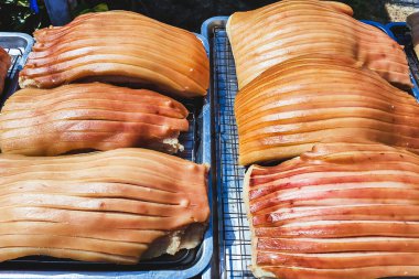 Güneşte kuruması için tepside duran çizik derili domuz göbeği, jelatinimsi katmanlar ve altın tonlarını gösteriyor. Yemek pişirme ya da yemek hazırlama konsepti için ideal. Lezzetli gevrek domuz eti yapma süreci.