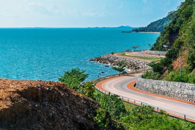 Deniz kenarındaki dolambaçlı yolun güzel deniz manzarası. Chanthaburi Tayland 'daki Kung Wiman Körfezi' nde Noen Nang Phaya 'nın manzara ve güzel simgesi. Güzel manzaralı kıyı yolu deniz manzarası.