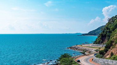 Deniz kenarındaki dolambaçlı yolun güzel deniz manzarası. Chanthaburi Tayland 'daki Kung Wiman Körfezi' nde Noen Nang Phaya 'nın manzara ve güzel simgesi. Güzel manzaralı kıyı yolu deniz manzarası.