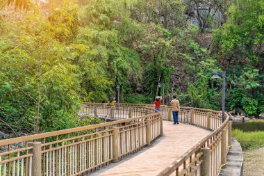 Khao Ngu Taş Parkı 'ndaki Yılan Dağı olarak da adlandırılan taş sıradağlı güzel doğa manzaralı yaya geçidini ziyarete gelen turistlerin arka manzarası. Şaşırtıcı doğa..