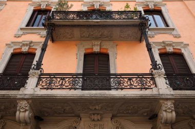 Milano, İtalya ve Avrupa 'da balkon balkonları bulunan tarihi bir konut binasının dışı.
