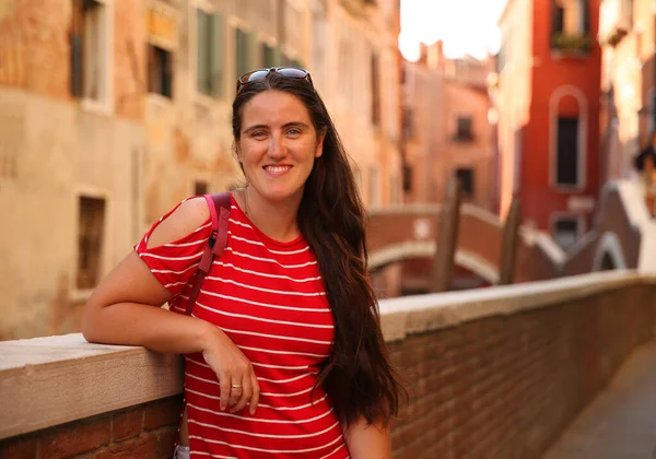 İtalya 'nın Venedik şehrinin tarihi sokaklarındaki Kafkasyalı turist kız.