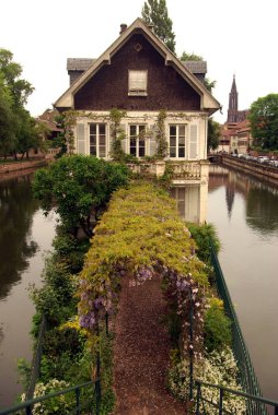 Fransa 'nın Strazburg nehrinde bir villanın dış cephesi.