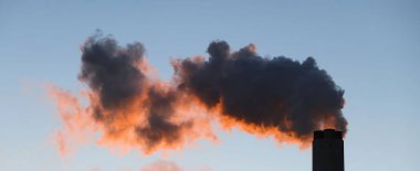 Bir duman bulutu gökyüzüne yükseliyor. Çevresel sorunlar. Hava kirliliği. Küresel sıcaklık.