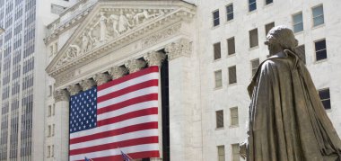 New York Borsası 'nın inşasında Birleşik Devletler bayrakları var. Ekonomi kavramı finans faiz oranı para para para para para dolar mali yatırım tasarruf kredi. Metin için alanı kopyala.