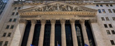 New York Borsa binasının girişindeki sütunlar ve sanat heykelleri. Ekonomi kavramı finans faiz oranı para para para para para dolar mali yatırım tasarruf kredi. Metin için alanı kopyala.