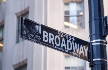 New York 'ta Broadway Sokağı' nı gösteren tabela. Tiyatro, müzik, dönüm noktası, eğlence ve turizm kavramı. Metin için alanı kopyala