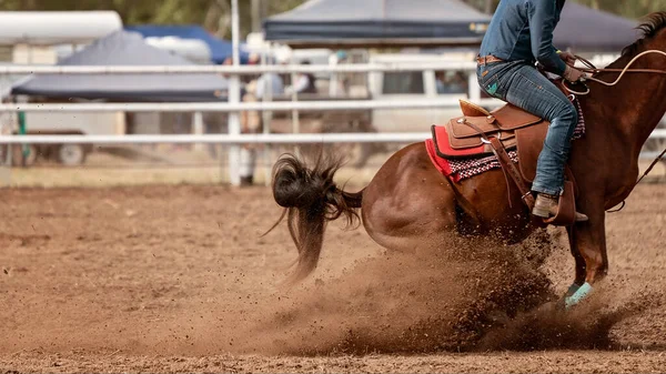 オーストラリアの田舎のロデオでのふくらはぎのロープイベントの間に泥の中で停止しようとすると 馬の後ろの端 — ストック写真