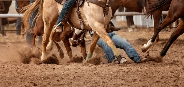 Cowboy Wrangles Een Kalf Grond Een Kalf Touwen Evenement Een — Stockfoto