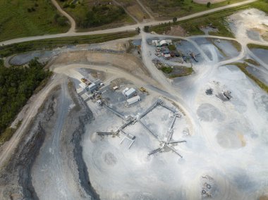 Mackay, Queensland, Avustralya - Ekim 2022: Altyapı ve bir taş ocağında çalışan ve yol ve diğer amaçlar için endüstriyel kaya ve taş üreten makineler.