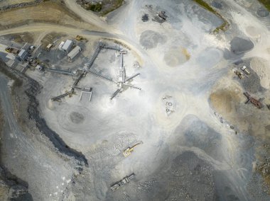 Mackay, Queensland, Avustralya - Ekim 2022: Altyapı ve bir taş ocağında çalışan ve yol ve diğer amaçlar için endüstriyel kaya ve taş üreten makineler.