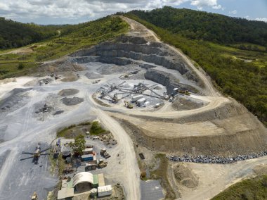 Mackay, Queensland, Avustralya - Ekim 2022: Altyapı ve bir taş ocağında çalışan ve yol ve diğer amaçlar için endüstriyel kaya ve taş üreten makineler.