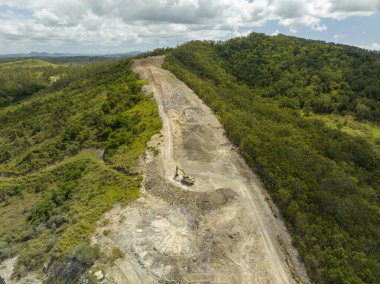 Mackay, Queensland, Avustralya - Ekim 2022: Altyapı ve bir taş ocağında çalışan ve yol ve diğer amaçlar için endüstriyel kaya ve taş üreten makineler.