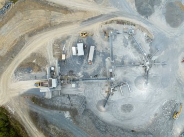 Mackay, Queensland, Avustralya - Ekim 2022: Altyapı ve bir taş ocağında çalışan ve yol ve diğer amaçlar için endüstriyel kaya ve taş üreten makineler.