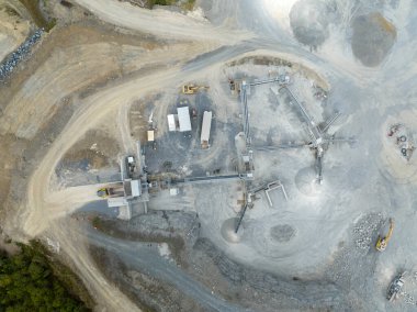 Mackay, Queensland, Avustralya - Ekim 2022: Altyapı ve bir taş ocağında çalışan ve yol ve diğer amaçlar için endüstriyel kaya ve taş üreten makineler.