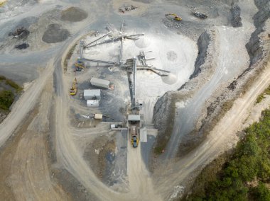 Mackay, Queensland, Avustralya - Ekim 2022: Altyapı ve bir taş ocağında çalışan ve yol ve diğer amaçlar için endüstriyel kaya ve taş üreten makineler.