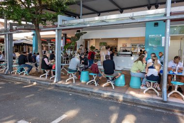 Brisbane, Queensland, Avustralya - Ağustos 2022: İnsanlar açık hava restoranlarının patikasında pazar sabahı kahvaltısı yapıyorlar.