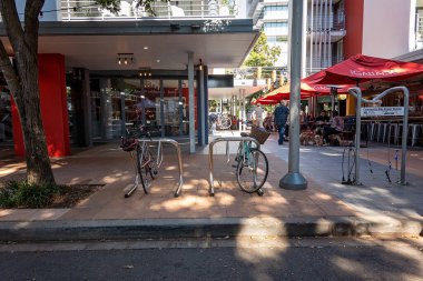 Brisbane, Queensland, Avustralya - Ağustos 2022: Restoran ve restoranların önündeki bisiklet parkları ve tamir istasyonları