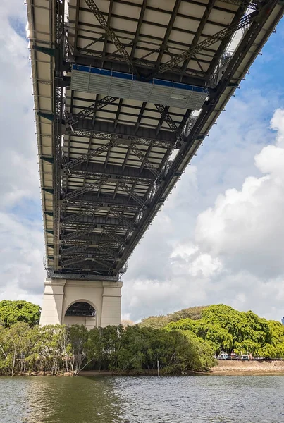 Πλέοντας Κάτω Από Μια Γέφυρα Στον Ποταμό Μπρισμπέιν Queensland Αυστραλία — Φωτογραφία Αρχείου