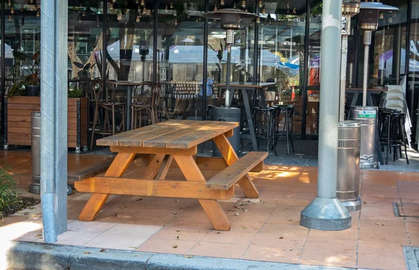 ブリスベン クイーンズランド州 オーストラリア 8月2022 朝食のためにまだオープンしていないレストランの空の座席 — ストック写真