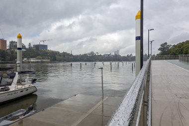 Brisbane, Queensland, Avustralya - Ağustos 2022 Brisbane Nehri boyunca demirlemeler.
