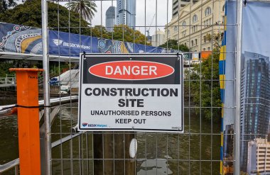 Brisbane, Queensland, Avustralya - Ağustos 2022: Brisbane Nehri 'nde tehlike uyarısı.