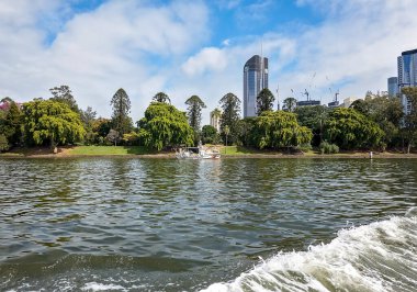 Brisbane, Queensland, Avustralya - Ağustos 2022: Brisbane Nehri 'nin çimenli kıyılarına demirlemiş tekne.